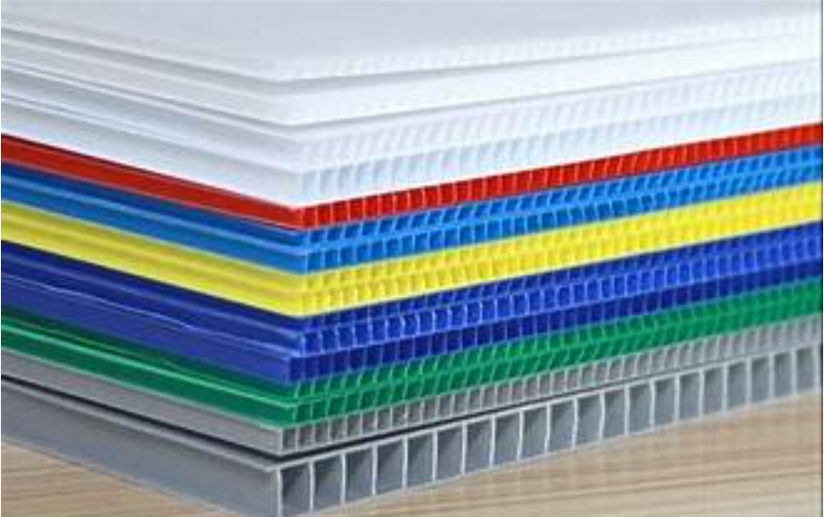 Stacked polypropylene plastic boards in multiple colors used for signage, construction, and packaging applications